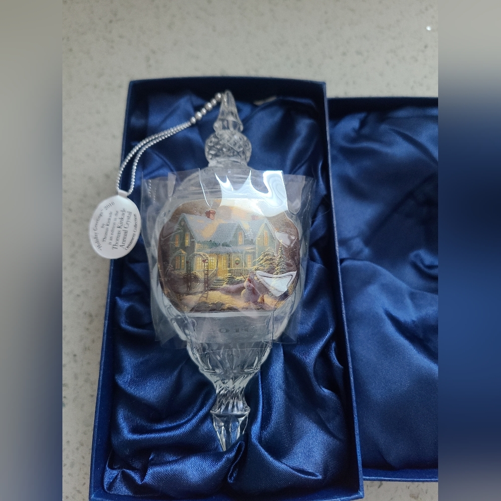 NWB-Thomas Kinkade's 2010 "Holiday Greetings" crystal ornament